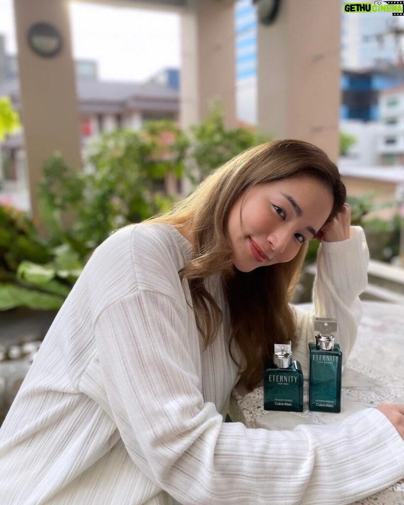 Chutima Teepanat Instagram - CALVIN KLEIN เปิดตัวน้ำหอมคู่ดูโอ้ใหม่ CK ETERNITY AROMATIC ESSENCE นำเรื่องราวความรักที่หลากหลายเหนือกาลเวลา มาสร้างกลิ่นแนวฟูแฌร์ (Fougère) สะท้อนความหรูหราเย้ายวน น่าหลงใหล 2 กลิ่นหอมใหม่ FOR MEN & FOR WOMEN 💚 ETERNITY AROMATIC ESSENCE FOR WOMEN กลิ่นดอกลาเวนเดอร์ ผสานได้อย่างลงตัวกับกลิ่นมะพร้าวและกลิ่น Creamy Sandalwood ให้ความรู้สึกหอมหวาน สดชื่นน่าหลงใหล 💚 ETERNITY AROMATIC ESSENCE FOR MEN กลิ่นสดชื่นจากจูนิเปอร์เบอร์รี ผสานด้วยกลิ่นหอมจากมะพร้าวชวนหลงใหล เพิ่มความเผ็ดร้อนด้วยกลิ่นไม้หอมและกระวาน ให้ความรู้สึกเซ็กซี่โดดเด่น 📌 พิกัด : Eveandboy ทุกสาขา #CalvinKleinFragrances #CKEternity #EternityAromaticEssence #COTYThailand