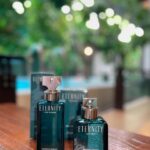 Chutima Teepanat Instagram - CALVIN KLEIN เปิดตัวน้ำหอมคู่ดูโอ้ใหม่ CK ETERNITY AROMATIC ESSENCE นำเรื่องราวความรักที่หลากหลายเหนือกาลเวลา มาสร้างกลิ่นแนวฟูแฌร์ (Fougère) สะท้อนความหรูหราเย้ายวน น่าหลงใหล 2 กลิ่นหอมใหม่ FOR MEN & FOR WOMEN 💚 ETERNITY AROMATIC ESSENCE FOR WOMEN กลิ่นดอกลาเวนเดอร์ ผสานได้อย่างลงตัวกับกลิ่นมะพร้าวและกลิ่น Creamy Sandalwood ให้ความรู้สึกหอมหวาน สดชื่นน่าหลงใหล 💚 ETERNITY AROMATIC ESSENCE FOR MEN กลิ่นสดชื่นจากจูนิเปอร์เบอร์รี ผสานด้วยกลิ่นหอมจากมะพร้าวชวนหลงใหล เพิ่มความเผ็ดร้อนด้วยกลิ่นไม้หอมและกระวาน ให้ความรู้สึกเซ็กซี่โดดเด่น 📌 พิกัด : Eveandboy ทุกสาขา #CalvinKleinFragrances #CKEternity #EternityAromaticEssence #COTYThailand
