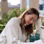 Chutima Teepanat Instagram - CALVIN KLEIN เปิดตัวน้ำหอมคู่ดูโอ้ใหม่ CK ETERNITY AROMATIC ESSENCE นำเรื่องราวความรักที่หลากหลายเหนือกาลเวลา มาสร้างกลิ่นแนวฟูแฌร์ (Fougère) สะท้อนความหรูหราเย้ายวน น่าหลงใหล 2 กลิ่นหอมใหม่ FOR MEN & FOR WOMEN 💚 ETERNITY AROMATIC ESSENCE FOR WOMEN กลิ่นดอกลาเวนเดอร์ ผสานได้อย่างลงตัวกับกลิ่นมะพร้าวและกลิ่น Creamy Sandalwood ให้ความรู้สึกหอมหวาน สดชื่นน่าหลงใหล 💚 ETERNITY AROMATIC ESSENCE FOR MEN กลิ่นสดชื่นจากจูนิเปอร์เบอร์รี ผสานด้วยกลิ่นหอมจากมะพร้าวชวนหลงใหล เพิ่มความเผ็ดร้อนด้วยกลิ่นไม้หอมและกระวาน ให้ความรู้สึกเซ็กซี่โดดเด่น 📌 พิกัด : Eveandboy ทุกสาขา #CalvinKleinFragrances #CKEternity #EternityAromaticEssence #COTYThailand