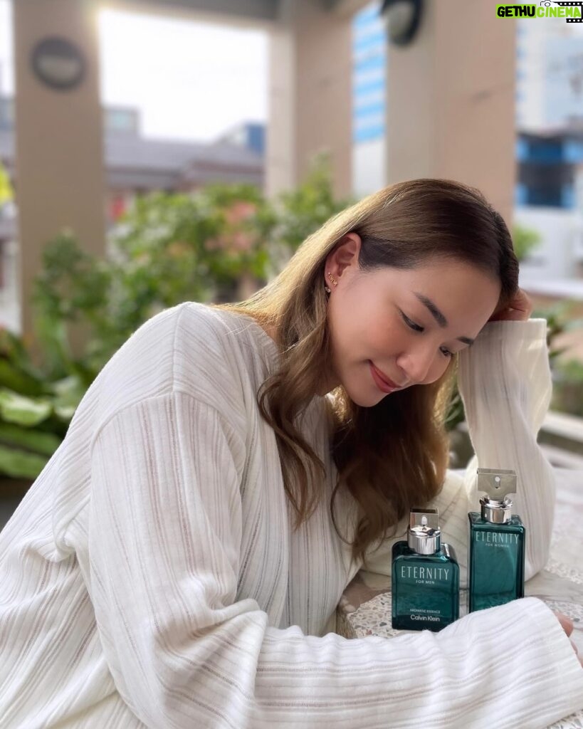 Chutima Teepanat Instagram - CALVIN KLEIN เปิดตัวน้ำหอมคู่ดูโอ้ใหม่ CK ETERNITY AROMATIC ESSENCE นำเรื่องราวความรักที่หลากหลายเหนือกาลเวลา มาสร้างกลิ่นแนวฟูแฌร์ (Fougère) สะท้อนความหรูหราเย้ายวน น่าหลงใหล 2 กลิ่นหอมใหม่ FOR MEN & FOR WOMEN 💚 ETERNITY AROMATIC ESSENCE FOR WOMEN กลิ่นดอกลาเวนเดอร์ ผสานได้อย่างลงตัวกับกลิ่นมะพร้าวและกลิ่น Creamy Sandalwood ให้ความรู้สึกหอมหวาน สดชื่นน่าหลงใหล 💚 ETERNITY AROMATIC ESSENCE FOR MEN กลิ่นสดชื่นจากจูนิเปอร์เบอร์รี ผสานด้วยกลิ่นหอมจากมะพร้าวชวนหลงใหล เพิ่มความเผ็ดร้อนด้วยกลิ่นไม้หอมและกระวาน ให้ความรู้สึกเซ็กซี่โดดเด่น 📌 พิกัด : Eveandboy ทุกสาขา #CalvinKleinFragrances #CKEternity #EternityAromaticEssence #COTYThailand