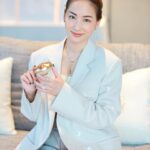 Chutima Teepanat Instagram - @Guerlain เนรมิต Guerlain Apartment สุดหรูครั้งแรกในเมืองไทย เปิดตัวนวัตกรรมฟื้นบำรุง & เพิ่มความสว่างให้โทนสีผิว ด้วยชีววิทยาควอนตัม ผสานคุณค่าของกล้วยไม้ Gold Nobile ณ ห้อง The Bill Kimpton Suite รร. Kimpton Maa-lai .. Orchidée Impériale Gold Nobile Serum & Cream คู่ผลิตภัณฑ์เลอค่า พัฒนาสูตรจากสถาบันวิจัย Orchidarium® วิทยาการ Gold QuantumTM Technology นำความมหัศจรรย์ของโมเลกุลโกลด์โนบิเลมาสกัด เพื่อฟื้นบำรุง ยกกระชับ ยืดอายุเซลล์ผิว พร้อมปรับโทนสีผิวให้ดูสว่างขึ้นกับผลลัพธ์ที่ชัดเจนรู้สึกได้ถึงการเปลี่ยนแปลง .. 📍สัมผัสความหรูหราได้ที่ เคาน์เตอร์ Guerlain พารากอน ชิดลม ลาดพร้าว & เอ็มโพเรียม .. #Guerlainthailand #Guerlainapartment #OrchideeImperialegoldnobile Outfit : @sarin.official Hair : @aiya_beauty_cafe Make-up : แต่งหน้าเองค๊าบ - @aiya_beauty_cafe กรีด eyeliner ให้🤣