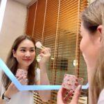 Chutima Teepanat Instagram - #กรี๊ดมากที่กลับมาทำเวอชั่นเป็นเม็ดๆอีกครั้ง!! GUERLAIN รังสรรค์ตำนานบทใหม่ ‘MÉTÉORITES’ รุ่นปี 2024 การพัฒนาอีกขั้นของ “แป้งเนื้อมุกหลากสี” ผสาน 4 คุณประโยชน์ของแป้งทั้งหมดไว้ในตลับเดียว ด้วยไข่มุกสีเนื้อแมตต์และเหลือบมุก การันตีความกระจ่างใสของผิวได้ยาวนานถึง 12 ชั่วโมง (shooing star) “4 คุณสมบัติของแป้งแต่งหน้าทั้งหมดไว้ในตลับเดียว” ได้แก่ การช่วยเซ็ตผิว, ปรับสภาพผิวอำพรางริ้วรอยจุดบกพร่อง, ลดความมัน เพิ่มความแมตต์ได้ถึง 8 ชั่วโมง และ เหนือสิ่งอื่นใดคือ ช่วยเติมแสง เพิ่มความสว่างใส พัฒนาสูตรส่วนผสมที่สกัดจากธรรมชาติในสัดส่วนสูงถึง 95% (shooing star) แป้งเนื้อมุกในตำนานที่ขายดีตลอดกาล มาใน 4 เฉดสีใหม่ครบครัน นับเป็น Versatile Item คือ สามารถใช้ได้หลายแบบถึง 4 ลุค เหมาะสำหรับผู้ที่เริ่มแต่งหน้าและผู้ที่แต่งหน้าเป็นประจำ (red heart) MÉTÉORITES LIGHT-REVEALING PEARLS OF POWDER ราคา 3,100 บาท (red heart) MÉTÉORITES POWDER BRUSH (แปรงคาบูกิ) ราคา 2,750 บาท ติดตามข้อมูลข่าวสารเพิ่มเติมจากเกอร์แลงได้ทาง Line Official Account @guerlainth #GuerlainThailand #GuerlainMakeUp #GuerlainMeteorites #MakeUpLovers #GlowMakeUp