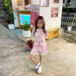 Chutima Teepanat Instagram - @baby_pipim มาตามล่าแพนเค้กรูปการ์ตูนค่ะ🤣 hair @aiya_beauty_cafe outfit @littlefairykid sneaker @blocb_official