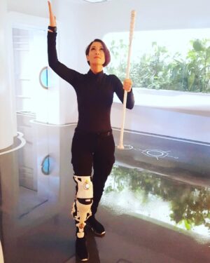 Chyler Leigh Instagram - Thank Rao Alex survived the wrath of #Reign 😅 Then again, DUH she survived! She’s #AlexDanvers 😎 #aintnothingonnabreakmystride (just a tibia) and it’s only temporary, Friends 😈