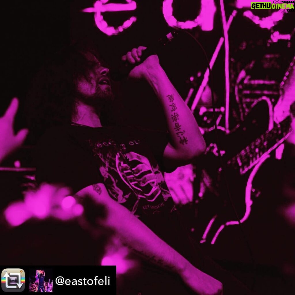 Chyler Leigh Instagram - @TMobile you are literally THE BEST!!! FRENDZ ... get to #TimesSquare !! Repost from @eastofeli using @RepostRegramApp - So excited to announce that @TMobile will be joining us on tour to give you guys the ultimate #EOExperience! Thanks @JohnLegere! The first 5 people to head to the Times Square T-Mobile store at Broadway and W 46th will receive a free pair of tickets to tonight’s show!