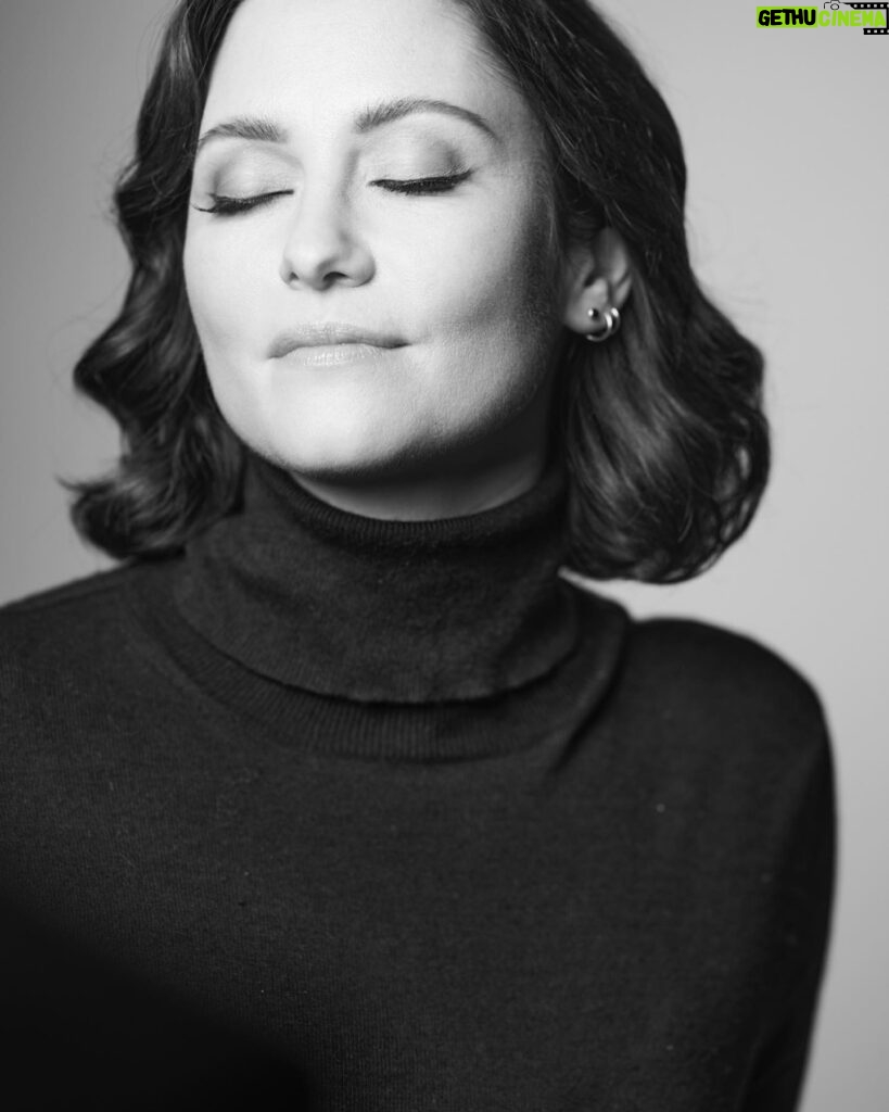 Chyler Leigh Instagram - Clearly I can’t be serious for too long…This much you know about me 🤪 Photo: @peterstranks Makeup: @patrice.boudreau Hair: @filmstylist