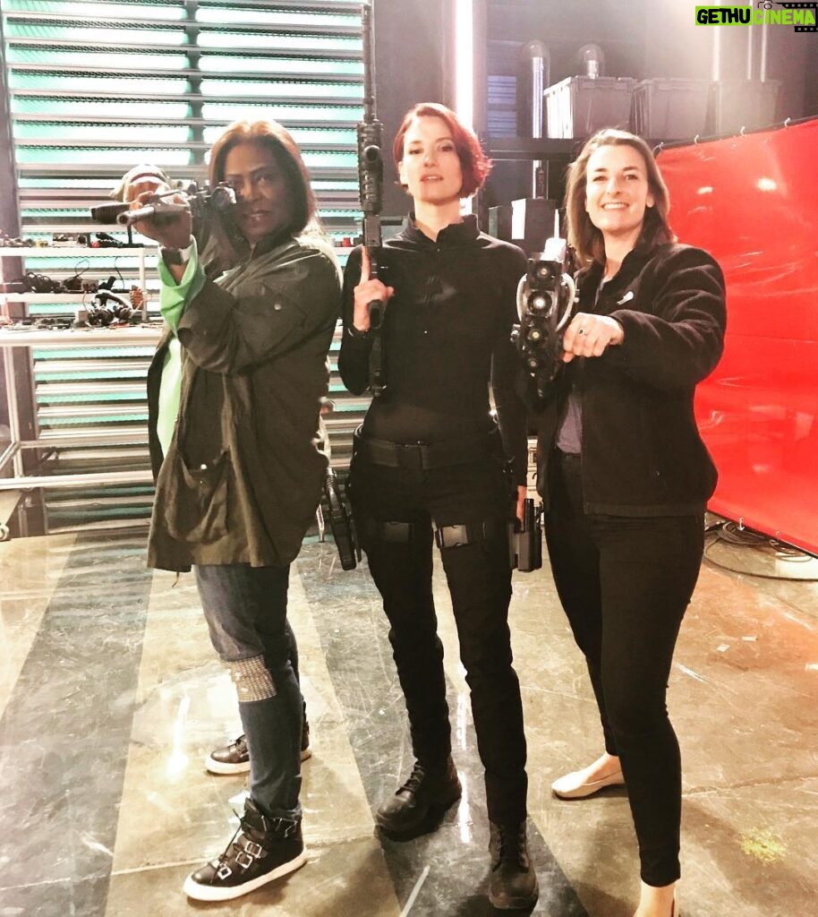 Chyler Leigh Instagram - Sometimes when I’m being a badass in the DEO a bitch can use friends! And these two ...are the BEST! Ladies, thanks for always having my back!!! 💯😎❤️