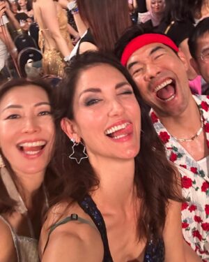 Cindy Sirinya Bishop Instagram - Flew into SG for Taylor!! What an epic performance and what a queen 💪🏼 Thank you my lovelies @pam_phorn & @woodytalk for an incredible whirlwind experience! 

#erastour #taylorswift #impromptutrip