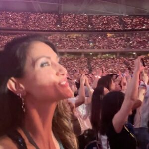Cindy Sirinya Bishop Instagram - Flew into SG for Taylor!! What an epic performance and what a queen 💪🏼 Thank you my lovelies @pam_phorn & @woodytalk for an incredible whirlwind experience! 

#erastour #taylorswift #impromptutrip