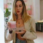 Clara Alonso Instagram - Pienso mucho. Sobre pienso. Mucho más de lo que digo, de lo que muestro o de lo que escribo. Como suelo arrancar o cerrar mis días pensando en todo lo que no hice, o que no logré, esta mañana decidí hacer un listado de cosas que sí logro/hago. Y empezó así: .salgo a andar en bici a diario. .sigo tomando clases de guitarra. .empecé un curso de guión. .estoy tratando de ser más ordenada. .hoy hice mi primer lemon pie. (En todas las afirmaciones podría agregar un PERO.. pero mejor, vamos así♡) ¿Ustedes? ¿Me cuentan un pequeño logro de sus días?