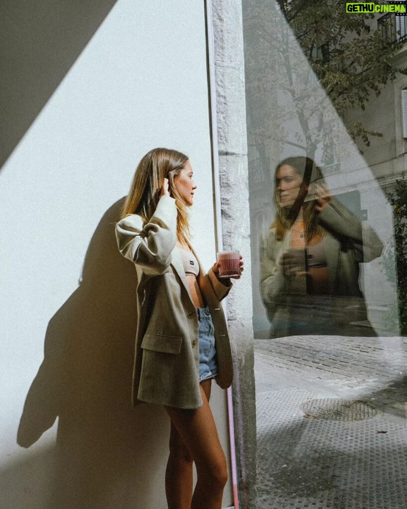 Clara Alonso Instagram - Unas de hoy, cuando la luz entró así de linda♡ Feliz finde, ah y corran a jugar a las clarivinanzas. ¿Con qué ciudad queres que invente una?