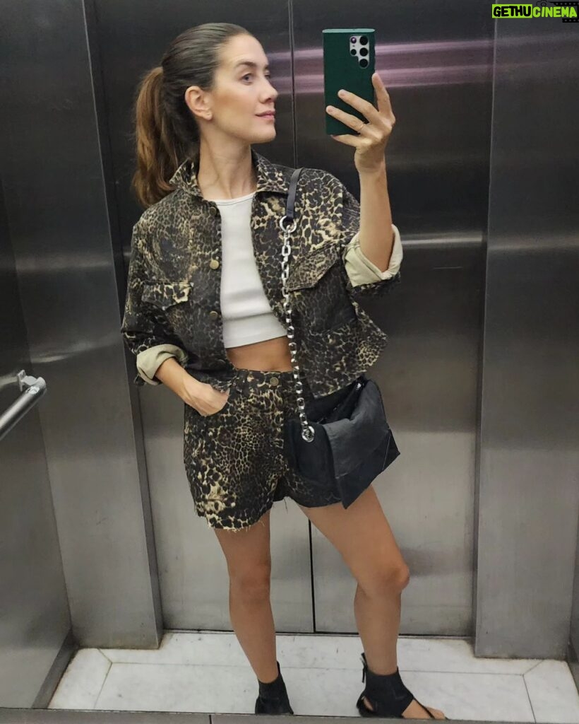 Clara Alonso Instagram - Mis checks de la semana. Selfies de espejo/ascensor.