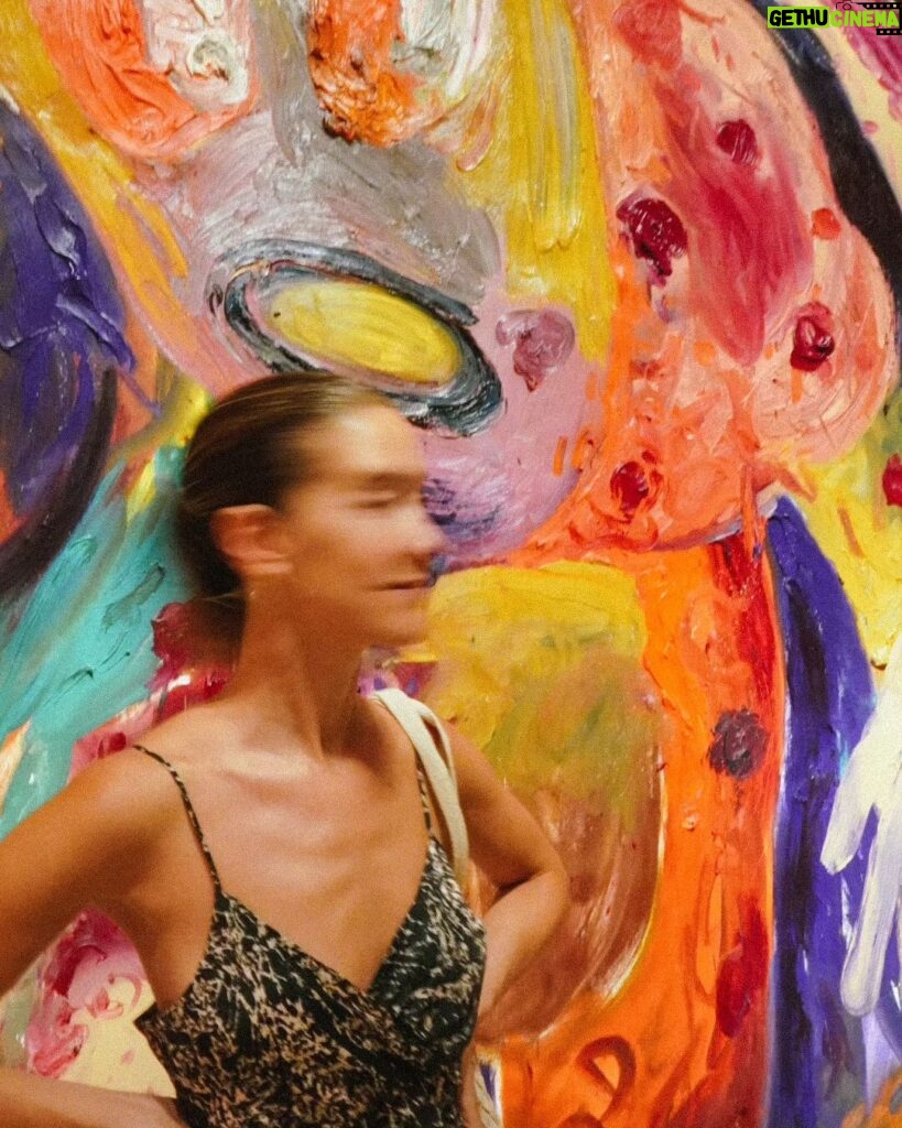 Clara Alonso Instagram - El color y el movimiento. 40 grados a la sombra y refugiarse en un museo fue una espectacular ideal.