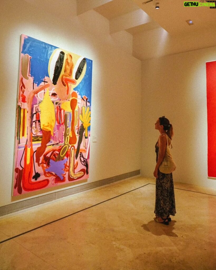 Clara Alonso Instagram - El color y el movimiento. 40 grados a la sombra y refugiarse en un museo fue una espectacular ideal.