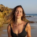 Clara Alonso Instagram - Cuando era chica, generalmente viajaba con mi familia 15 días a la playa en verano. Recuerdo la melancolía que me daba despedirme y ver el mar por última vez hasta el siguiente verano. Al crecer, eso fue cambiando. Me encanta que la vida me sorprenda llegando a la playa en momentos inesperados. Para mi la playa es mar, es desconectar, es hacer yoga, es meter los pies en el agua, es quedarme hasta que se vaya el sol. Es tomar mates, jugar a las cartas, es llenarme de arena. Algunas fotitos de una aventura express a Cádiz.