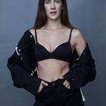 Clara Alonso Instagram - 🖤🕳👁🕸🪄♟️🕯 #makeup @zehnmakeup #ph @juanmartinuranga #look @hotel_estudio