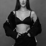 Clara Alonso Instagram - 🖤🕳👁🕸🪄♟️🕯 #makeup @zehnmakeup #ph @juanmartinuranga #look @hotel_estudio