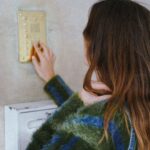 Clara Alonso Instagram - Abril, otra vez. Y Buenos Aires se empieza a poner más amarilla, cambian las sombras, los olores, se caen las hojas de los árboles y se acumulan en las veredas hasta que desaparecen no sé cómo. Llega el fresquito, los cafés calientes, y los mates en la calle. Allá, la primavera. Y todo me produce melancolía♡ Mi look otoñal @potyhernandez
