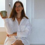 Clara Alonso Instagram - Casa🍄 Que importante es sentirse en casa sin importar donde uno esté, poder hacer propios los nuevos espacios. Los olores, las vistas. Tocar la guitarra, cocinar algo rico, escribir. Los hábitos se mudan con uno ❤️