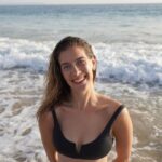 Clara Alonso Instagram - Cuando era chica, generalmente viajaba con mi familia 15 días a la playa en verano. Recuerdo la melancolía que me daba despedirme y ver el mar por última vez hasta el siguiente verano. Al crecer, eso fue cambiando. Me encanta que la vida me sorprenda llegando a la playa en momentos inesperados. Para mi la playa es mar, es desconectar, es hacer yoga, es meter los pies en el agua, es quedarme hasta que se vaya el sol. Es tomar mates, jugar a las cartas, es llenarme de arena. Algunas fotitos de una aventura express a Cádiz.