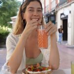 Clara Alonso Instagram - Mix de cositas de un finde MUY caluroso en Madrid. Comida, bailecitos, guitarra, paseos, Vicente, novio, amigos, procrastinar cosas. Mucha bici, poca energía, mucha sed. Disfrutando de todo. ¿Ustedes?