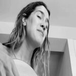 Clara Alonso Instagram - Mix de cositas de un finde MUY caluroso en Madrid. Comida, bailecitos, guitarra, paseos, Vicente, novio, amigos, procrastinar cosas. Mucha bici, poca energía, mucha sed. Disfrutando de todo. ¿Ustedes?