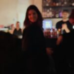Clara Lago Instagram - Otra vuelta más… 😊🎂☀️ Gracias a l@s que estuvisteis ayer y a l@s que no; a l@s que escribisteis, llamasteis o incluso me pensasteis bonito; a l@s que me conocéis y a l@s que sin hacerlo habéis deseado que me vaya bien, que sea feliz, y habéis dedicado un momento de vuestro día para enviar esa energía que está no solo en las palabras sino en el sentir y el pensar (porque la energía viaja, os lo prometo 🙏🏼❤️). Cada año tengo más claro que el regalo más importante y significativo que se puede recibir es estar rodeada de gente que te quiere, que te hace reír, crecer y que te da la manita, ya sea para bailar, saltar de alegría o para ayudarte a levantarte cuando te has caído de boca. No sois todos los que estaban… pero ya habrá días para brindar con el resto. Yo siempre he sido muy de celebrar por fascículos (y de celebrar la vida, porque sí) y esta vez no va a ser menos, que los 34 es un número muy bonito y así lo merece! Gracias por otro año más y por los que quedan, amig@s, secti, familia, pareja… 🫶🏼🥰 Os quiero