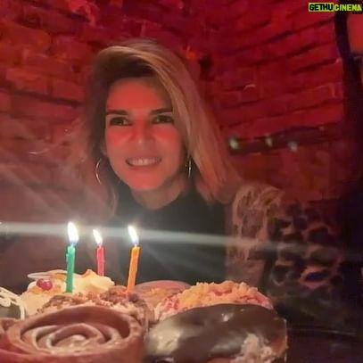 Clara Lago Instagram - No había mejor manera de empezar esta nueva vuelta al sol, soplando las velas sobre una montaña de donuts veganos y rodeada de gente maravillosa (y de una ballena, aparentemente). Gracias, de ❤️, a todas las personas que me felicitasteis, pensasteis y deseasteis cosas bonitas ayer 🥰 Me siento tremendamente afortunada, agradecida y deseosa de descubrir qué me traen los 33… allá vamos 😁🤟🏼 #happybirthdaytome 🍩