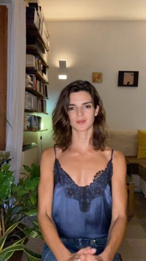 Clara Lago Instagram - Porque lo que no se habla, no existe 🧡
#díamundialdelasaludmental #tumenteimporta 
@albores.saude.mental @fundacionochotumbao 

#Repost @fundacionochotumbao
.
Nuestra cofundadora @claralago1 nos invita a hablar sobre salud mental. 🧡  Porque #TuMenteImporta. 🙏 

Únete a esta conversación y hablemos de ello. 🗣️👥

Sigue a 👉 @albores.saude.mental y conoce más sobre esta iniciativa. 

#DíaMundialDeLaSaludMental #Ochotumbao