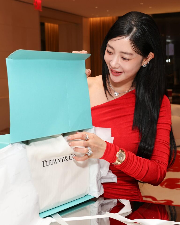 Clara Lee Instagram - Birthday at Tiffany’s 🎂💎🦋 #tiffanyandco @tiffanyandco