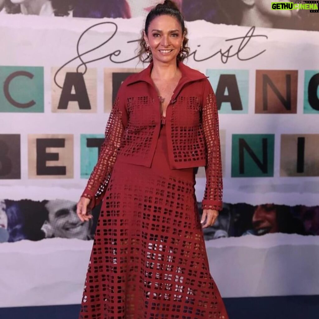 Claudia Ohana Instagram - Que gravação especial e inesquecível! Obrigada @caldeiraocommion por nos proporcionar assistir esse momento tão de perto. Ver @mariabethaniaoficial e @caetanoveloso juntos, ao vivo, é um privilégio! Em abril vai ao ar esse lindo show no Caldeirão do Mion 🤩 Look: @lafortbrasil Styling: @garandrastyle Make: @makegonzovivi