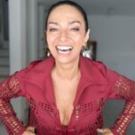 Claudia Ohana Instagram - Hoje vai ao ar no @caldeiraocommion o especial com @caetanoveloso e @mariabethaniaoficial e que honra poder estar presente e ver esses dois ícones da nossa música de tão perto. Fica aqui mais um registro do look e desse dia tão especial. ✨ Não percam! Look: @lafortbrasil Styling: @garandrastyle Make: @makegonzovivi