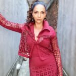 Claudia Ohana Instagram - Hoje vai ao ar no @caldeiraocommion o especial com @caetanoveloso e @mariabethaniaoficial e que honra poder estar presente e ver esses dois ícones da nossa música de tão perto. Fica aqui mais um registro do look e desse dia tão especial. ✨ Não percam! Look: @lafortbrasil Styling: @garandrastyle Make: @makegonzovivi