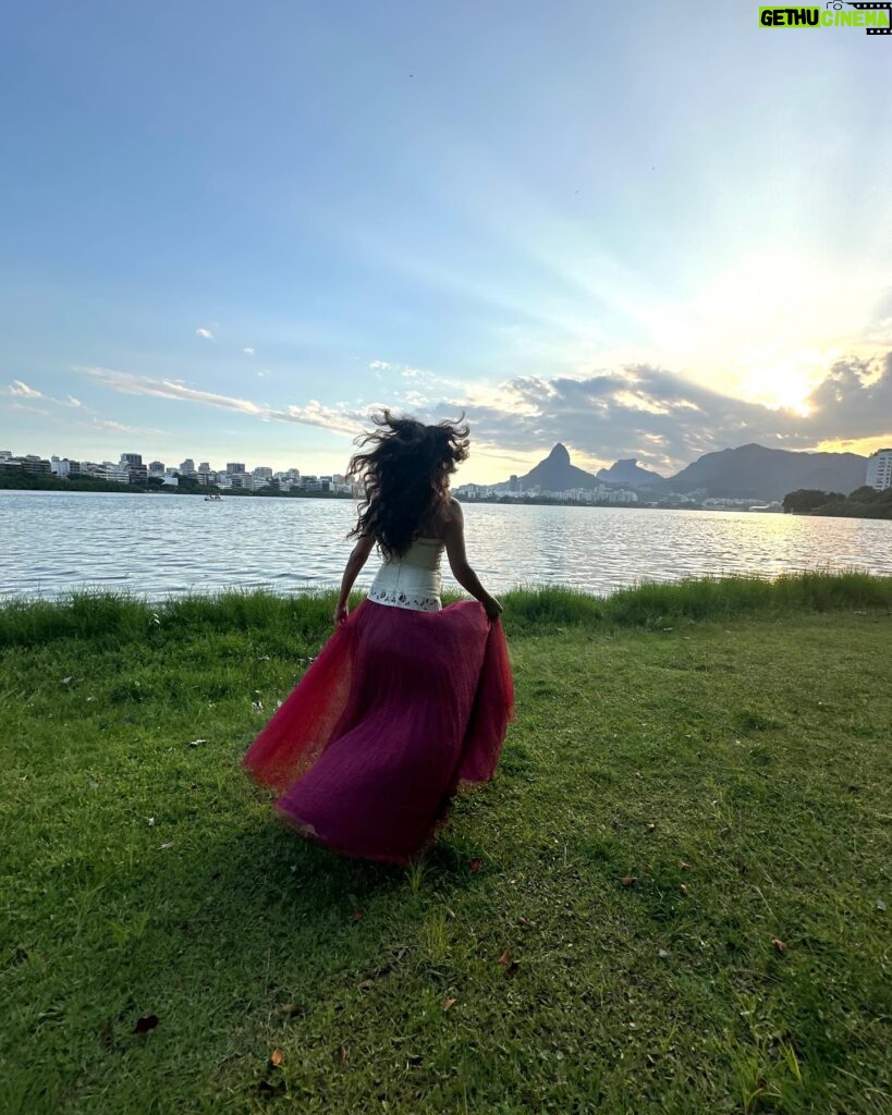 Claudia Ohana Instagram - Um fim de tarde especial e a liberdade de ser quem você quiser e onde quiser.✨