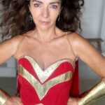 Claudia Ohana Instagram - Ser mulher é… ser muitas! O que que somos? Somos todas mulher maravilha! Somos o que queremos ser. Estamos na luta e na resistência. Lugar de mulher é onde ela quiser, porque nós podemos tudo! ✨ Parabéns a todas as mulheres pelo Dia Internacional da Mulher! ❤️
