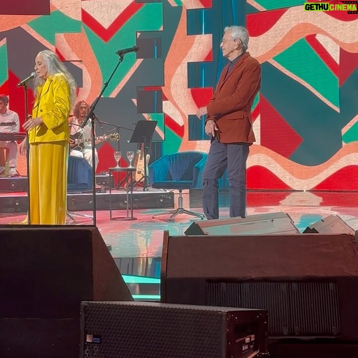 Claudia Ohana Instagram - Que gravação especial e inesquecível! Obrigada @caldeiraocommion por nos proporcionar assistir esse momento tão de perto. Ver @mariabethaniaoficial e @caetanoveloso juntos, ao vivo, é um privilégio! Em abril vai ao ar esse lindo show no Caldeirão do Mion 🤩 Look: @lafortbrasil Styling: @garandrastyle Make: @makegonzovivi