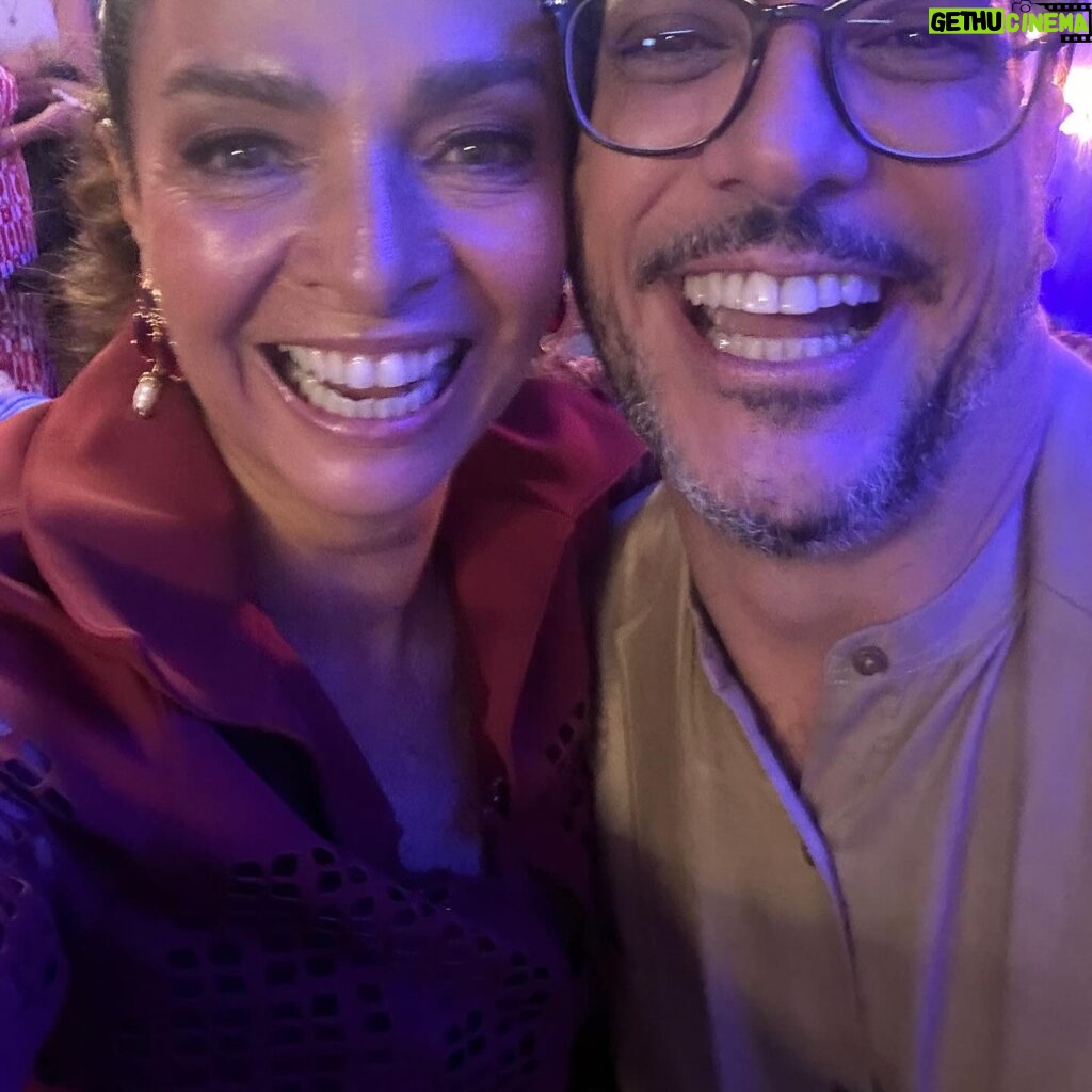 Claudia Ohana Instagram - Que gravação especial e inesquecível! Obrigada @caldeiraocommion por nos proporcionar assistir esse momento tão de perto. Ver @mariabethaniaoficial e @caetanoveloso juntos, ao vivo, é um privilégio! Em abril vai ao ar esse lindo show no Caldeirão do Mion 🤩 Look: @lafortbrasil Styling: @garandrastyle Make: @makegonzovivi