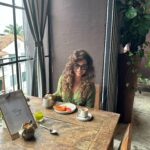 Claudia Ohana Instagram - STAYCATION: combinação de “stay” (ficar) e “vacation” (férias), ou seja, buscar experiências dentro da sua própria cidade. Assim tem sido os meus dias incríveis de retiro no hotel e spa @santateresamgallery. Dias de pausa e conexão comigo mesma! 💫
