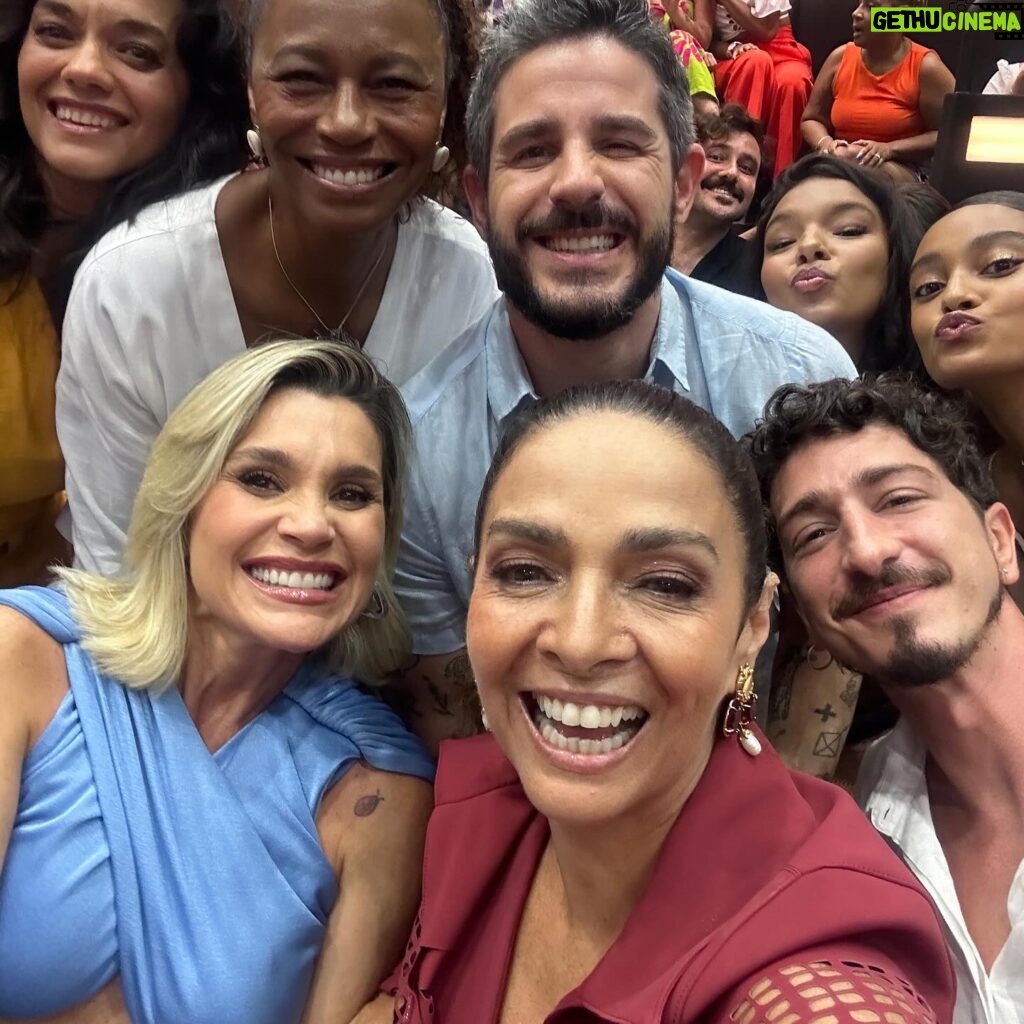 Claudia Ohana Instagram - Que gravação especial e inesquecível! Obrigada @caldeiraocommion por nos proporcionar assistir esse momento tão de perto. Ver @mariabethaniaoficial e @caetanoveloso juntos, ao vivo, é um privilégio! Em abril vai ao ar esse lindo show no Caldeirão do Mion 🤩 Look: @lafortbrasil Styling: @garandrastyle Make: @makegonzovivi