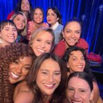 Claudia Ohana Instagram - Que gravação especial e inesquecível! Obrigada @caldeiraocommion por nos proporcionar assistir esse momento tão de perto. Ver @mariabethaniaoficial e @caetanoveloso juntos, ao vivo, é um privilégio! Em abril vai ao ar esse lindo show no Caldeirão do Mion 🤩 Look: @lafortbrasil Styling: @garandrastyle Make: @makegonzovivi