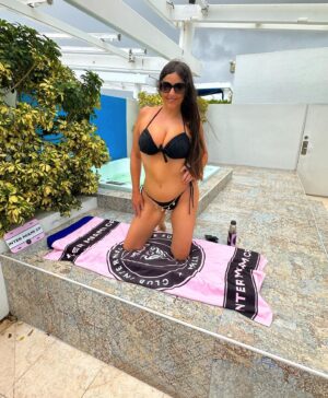 Claudia Romani Instagram - There’s only one INTER … And that’s … Miami!! 💖🖤 !!!! Which one is your favorite pic? #305