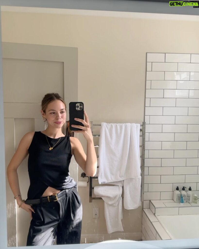 Claudia Sulewski Instagram - hobbiting in hobbiton🍄