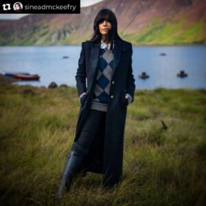Claudia Winkleman Instagram - Repost from @sineadmckeefry
•
Let The Games commence 🖤@claudiawinkle ♟️ #thetraitors #styling @sineadmckeefry  assisted by @aoifegibb and @jessiesteinstylist @studiolambert @bbciplayer