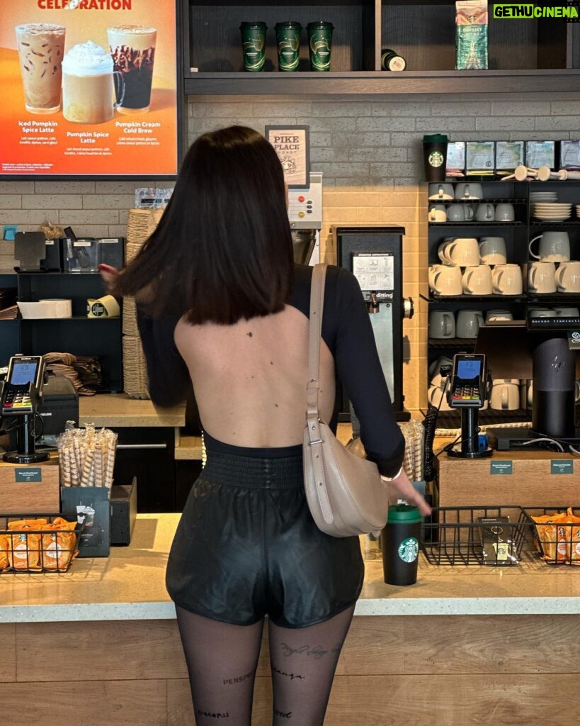 Cloé Cooper Instagram - Starbucks life 🖤 ☕️ C’est quoi votre boisson fav du Starbucks ?