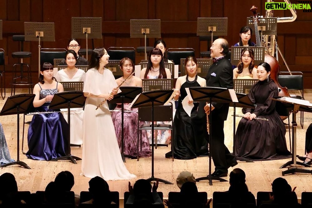 Cocomi Instagram - 第44回日本フルートフェスティバル in Tokyo‼️ @すみだトリフォニーホール ・ Theレジェンド、工藤重典先生とアンコールでデュオも演奏させて頂きました🥳 ・ 平成チームで挑んだフルートオーケストラでのシャミナード コンチェルティーノop107。 オーケストラとはまた違く、室内楽を演奏しているかのような感覚でした。最高な思い出になりました‼️ 豪華なオーケストラメンバー。第44回は参加人数が過去最多とのこと‼️歴史的な瞬間に立ち会えて幸せでした🥳 ・ 会場にお越しくださった皆様もありがとうございました‼️🤩