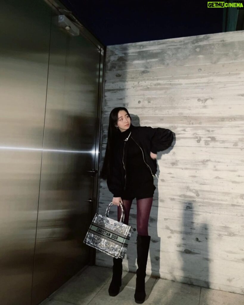 Cocomi Instagram - Dior ブックトート🥰✨ 可愛すぎですね〜。。。♡ @Dior Santa Claus 🎅🩶🤍 ・ ヒール履いてる時は壁に寄りかかって足を少し前に置いてピーンと膝を真っ直ぐにすると盛れます👀 ・ 📸by 妹シスター豆アマゾン ・ #ootd