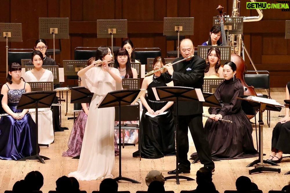 Cocomi Instagram - 第44回日本フルートフェスティバル in Tokyo‼️ @すみだトリフォニーホール ・ Theレジェンド、工藤重典先生とアンコールでデュオも演奏させて頂きました🥳 ・ 平成チームで挑んだフルートオーケストラでのシャミナード コンチェルティーノop107。 オーケストラとはまた違く、室内楽を演奏しているかのような感覚でした。最高な思い出になりました‼️ 豪華なオーケストラメンバー。第44回は参加人数が過去最多とのこと‼️歴史的な瞬間に立ち会えて幸せでした🥳 ・ 会場にお越しくださった皆様もありがとうございました‼️🤩
