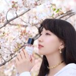 Cocomi Instagram - ディオールのメゾン クリスチャン ディオール 「サクラ」を京都で撮影してきました‼️ 香りは桜の繊細な柔らかな花びらや、春から初夏にかけての爽やかさを感じました。桜花爛漫から葉桜になる瞬間の風を、香水にして閉じ込めたかのようでした。 是非皆さんもこの春、チェックしてみてください！ @diorbeauty @dior #メゾンクリスチャンディオール　#supportedbydior