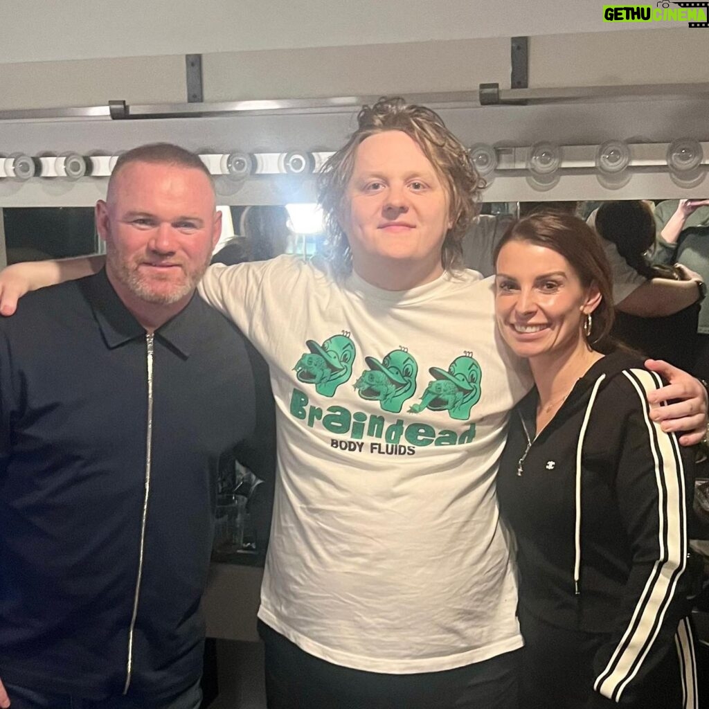 Coleen Rooney Instagram - Amazing birthday, thanks for a great night @lewiscapaldi. Thanks for the birthday wishes everyone 🎤❤️