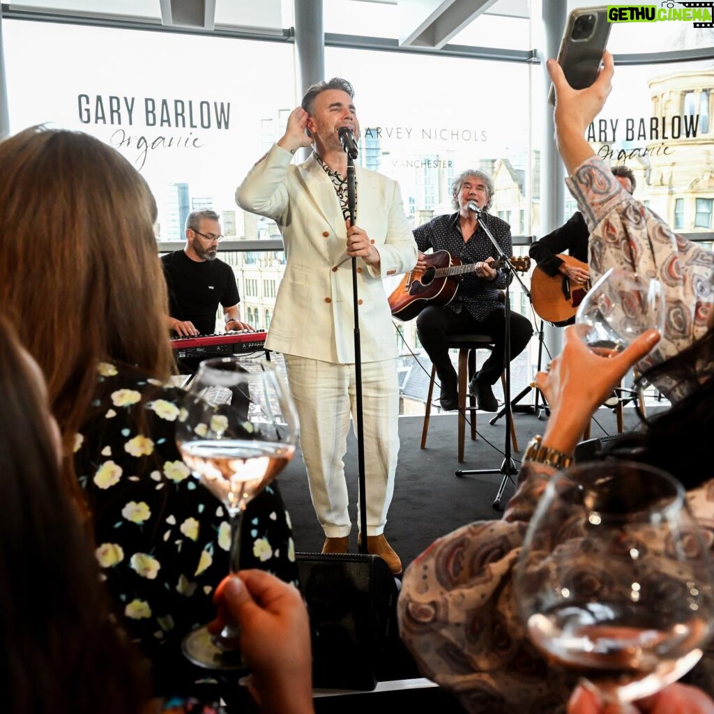 Coleen Rooney Instagram - Great night at the launch of @garybarlowwines. Thanks @julieperryevents. It was great to catch up with some lovely faces. 🍷🎤💗